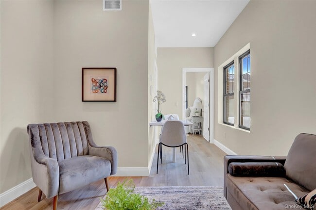 Building Photo - 610 Jericho Tpke