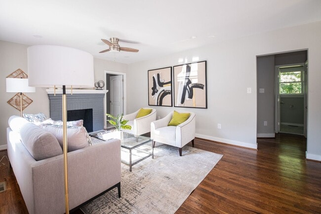 Foto del edificio - 3 Bedrooms, 2 Bathrooms on Colonial Avenue in Colonial Heights! Must SEE!!!