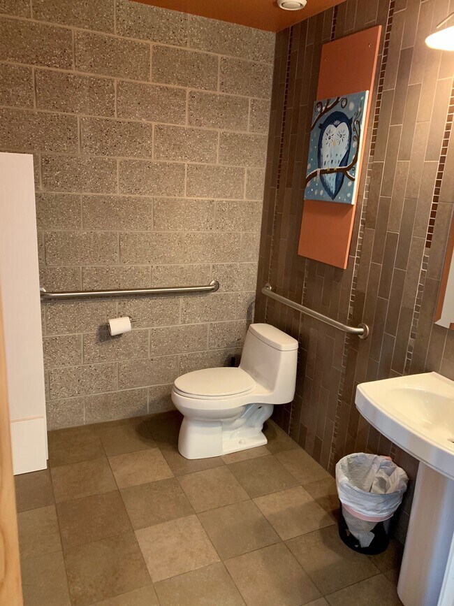 Baño adaptado para personas con discapacidad en la primera planta (espacio flexible/de trabajo) - 11853 Bradburn Blvd