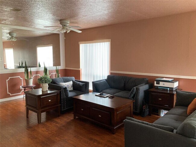 Foto del edificio - Totally updated townhome, Laminate Floor l...