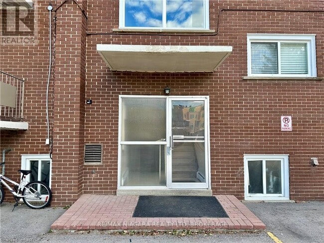 Building Photo - 286 Vine St