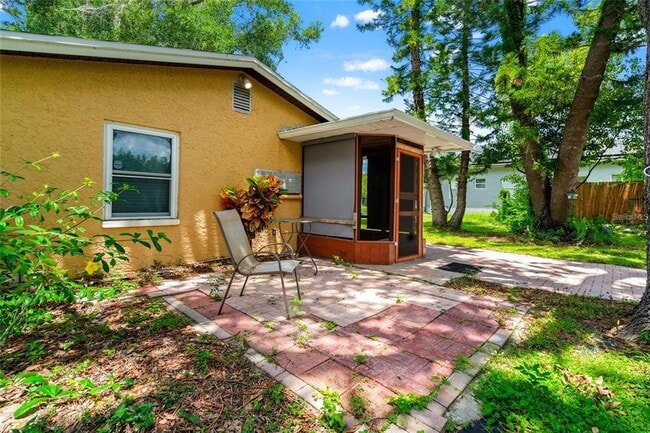 Foto del edificio - 5709 Lake Le Clare Rd