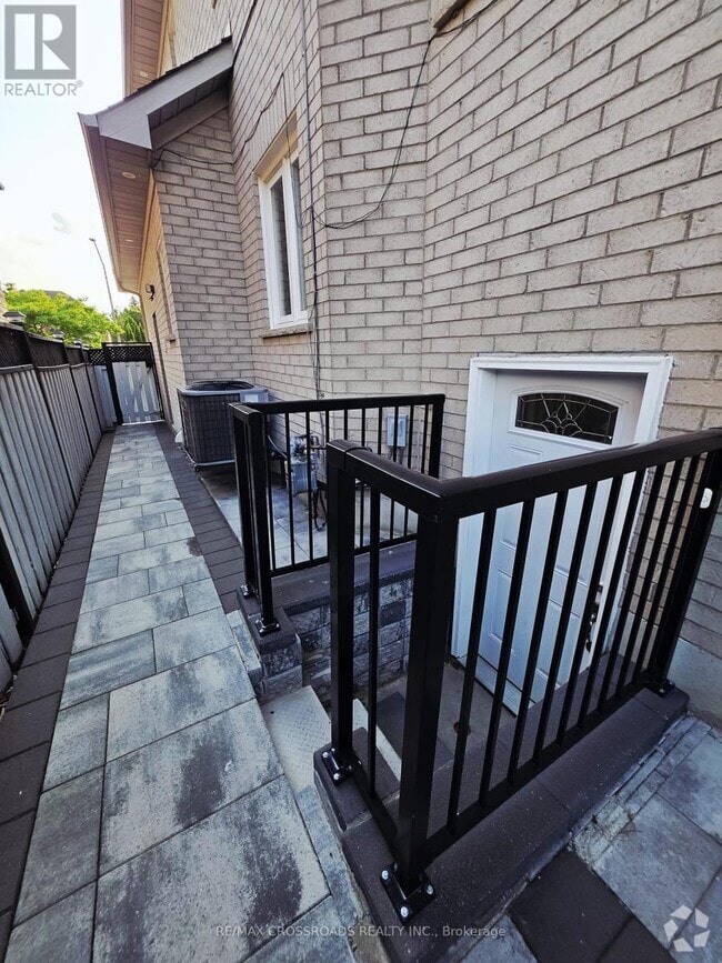 Building Photo - 50 Grandlea Crescent
