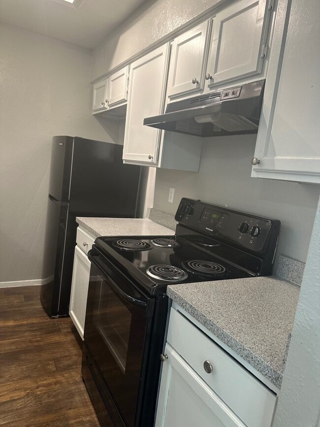 Building Photo - Ready to move in. One bedroom one & half b...