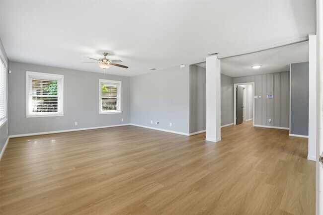 Foto del edificio - 6111 Waltway Dr