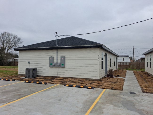 Building Photo - 2102 Midland Dr