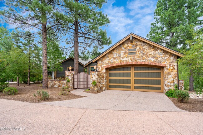 Building Photo - 1426 E Castle Hills Dr