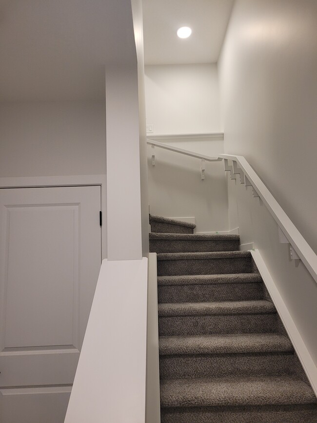 Building Photo - 86 Finch Gdns SE