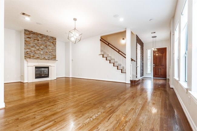 Building Photo - 2923 Royal Oaks Crest