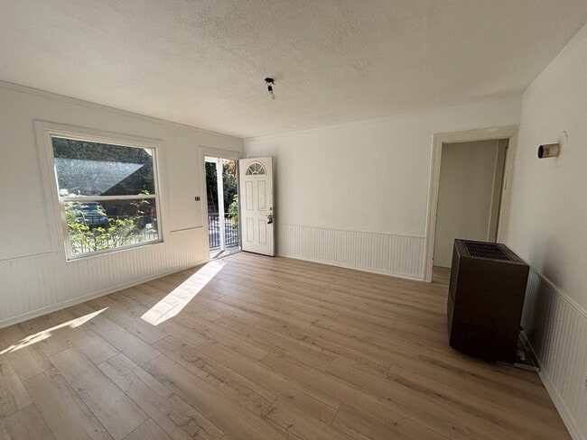 Building Photo - 2-Bedroom cottage for rent near downtown Placerville!