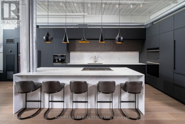 Building Photo - 993 Queen St W