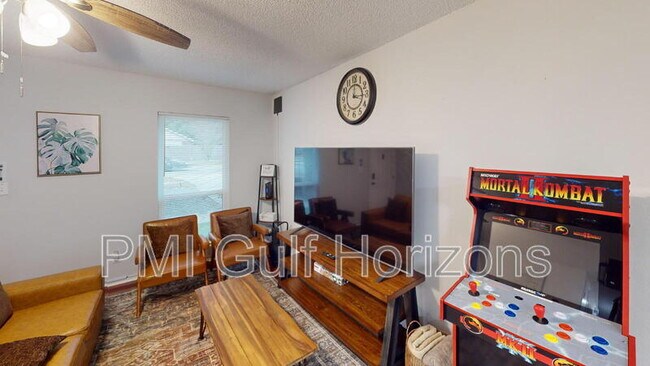 Foto del edificio - 3900 Baywoods Dr