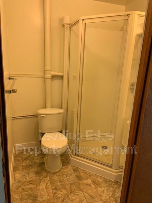 Foto del edificio - 9406 Adrian Ln