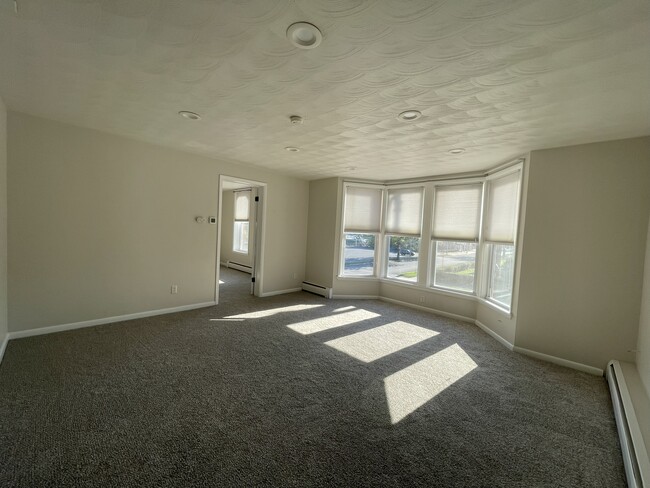 Building Photo - 4359 Lake Ave