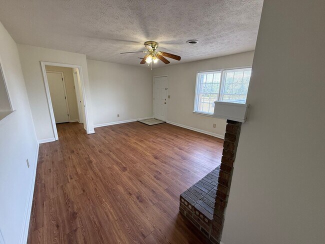 Building Photo - 2 bed 1 bath duplex in Bogart, just outside of Athens