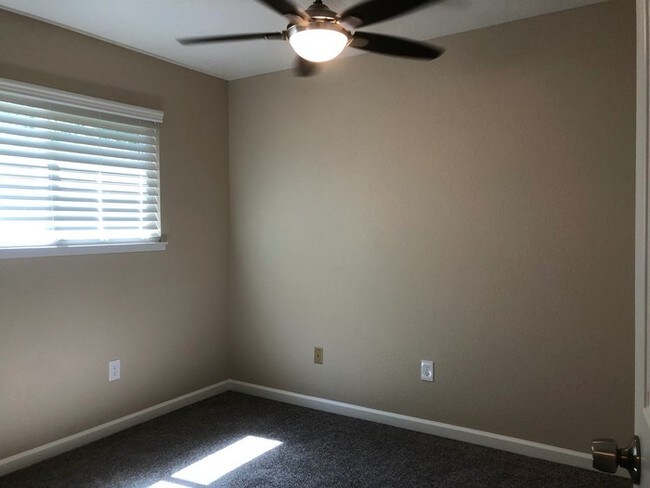 Building Photo - WSG Paid. Easy Freeway Access.