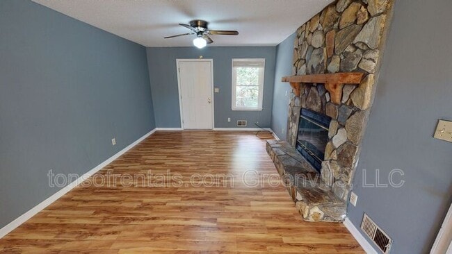 Foto del edificio - 229 Cedar Crest Rd