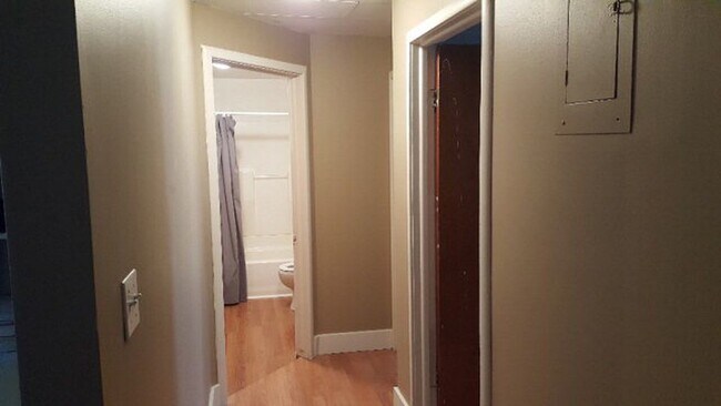 Building Photo - Quaint 2 bedroom 1 bath bottom unit of dup...