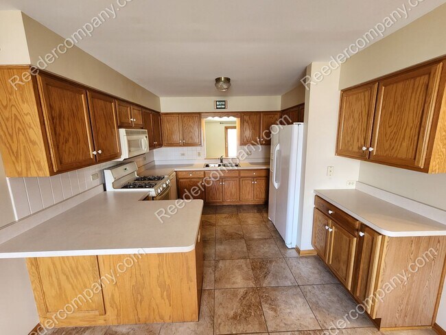 Foto del edificio - Spacious 3 bedroom 2 bathroom townhouse in...