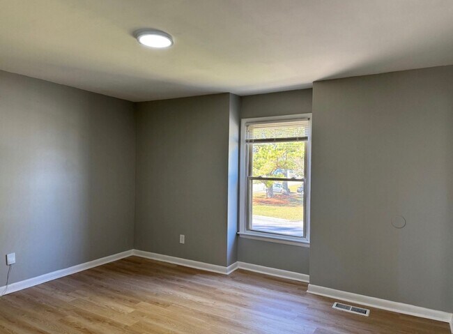 Foto del edificio - 900 Stevens Ct NE