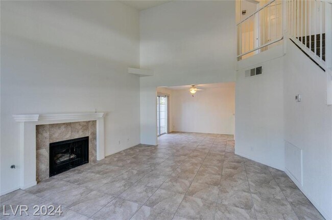 Foto del edificio - GREEN VALLEY TOWNHOME WITH 2 PRIMARY SIZED...