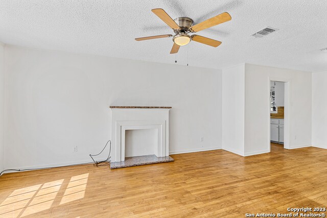 Foto del edificio - 327 Brees Blvd