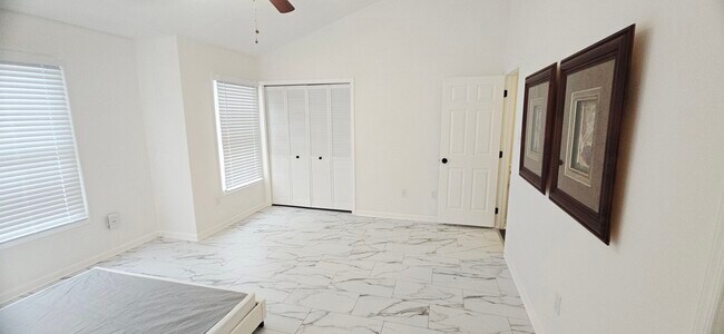 Foto del edificio - 8 Highlands Ct