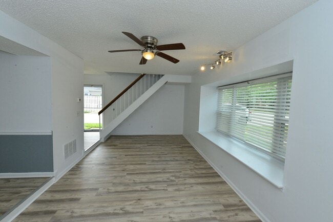 Building Photo - Renovated end unit!