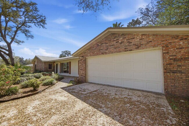 Foto del edificio - "Charming 4-Bedroom Shalimar Retreat with Granite Kitchen & Cozy Fireplace!"