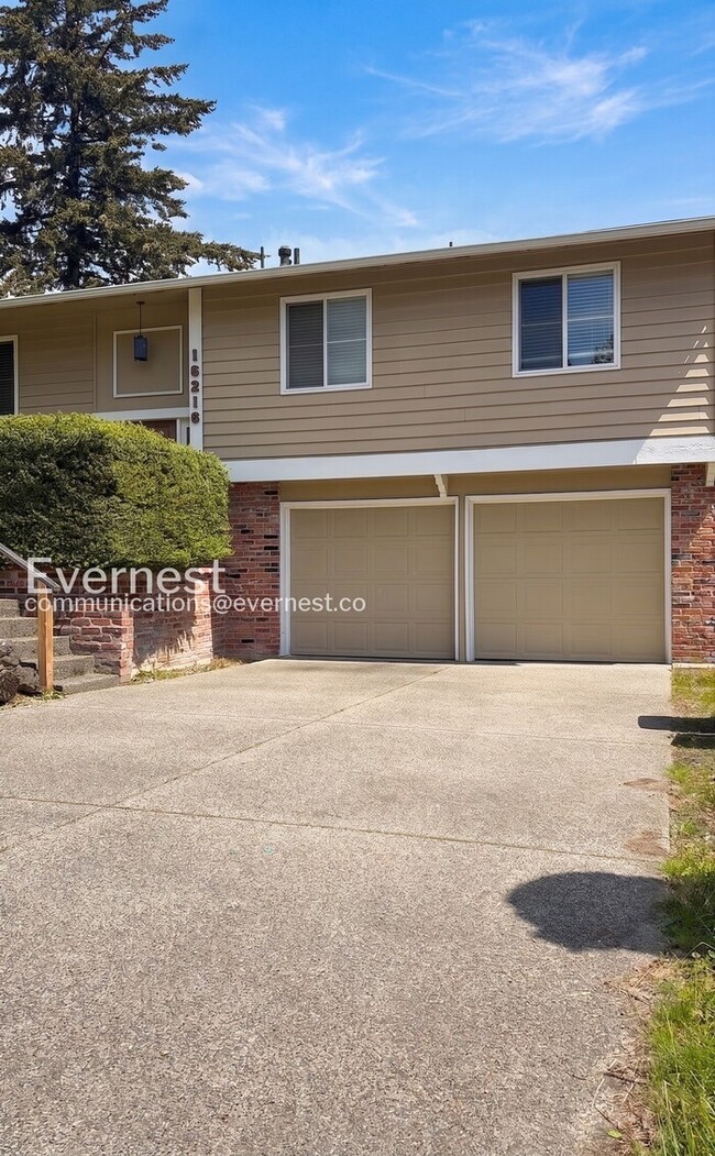 Building Photo - 3-Bed/2.5-Bath Home with Fenced Yard & Attached Garage/Available Now!
