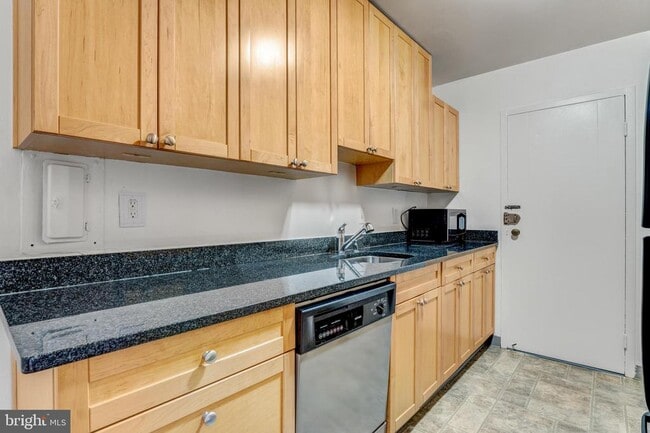 Building Photo - 922 24th St NW
