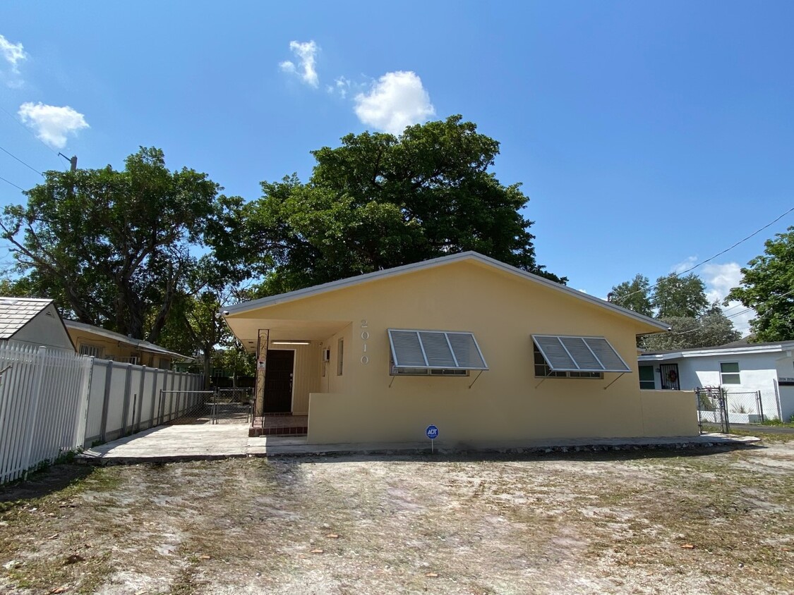 Primary Photo - 2010 NW 70th St