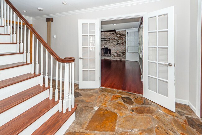 Foto del edificio - 4 Bedroom 2.5 Bath House in Montclair - We...