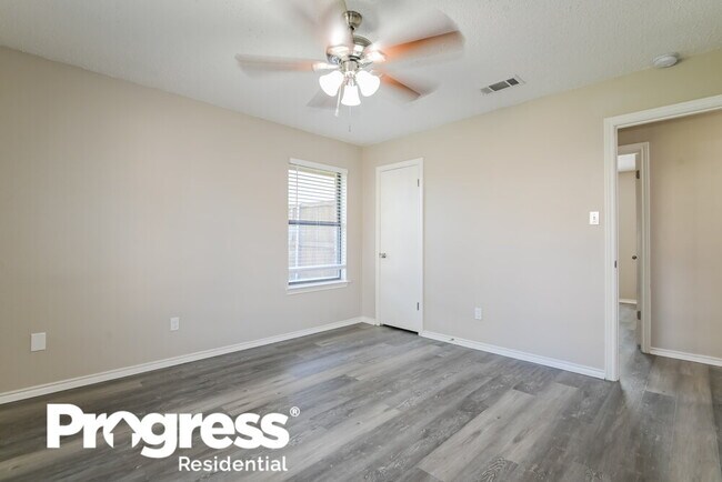 Building Photo - 302 Memorial Dr