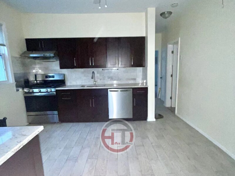 Foto principal - 1853 Tomlinson Ave