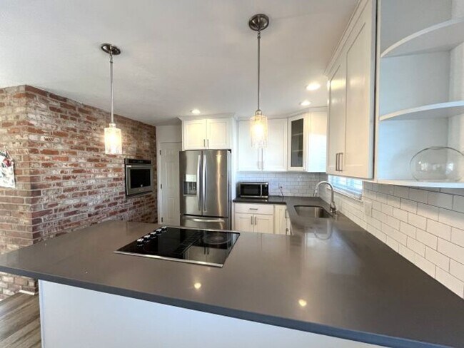 Building Photo - Well kept 3 bedroom, 2 bath detached singl...