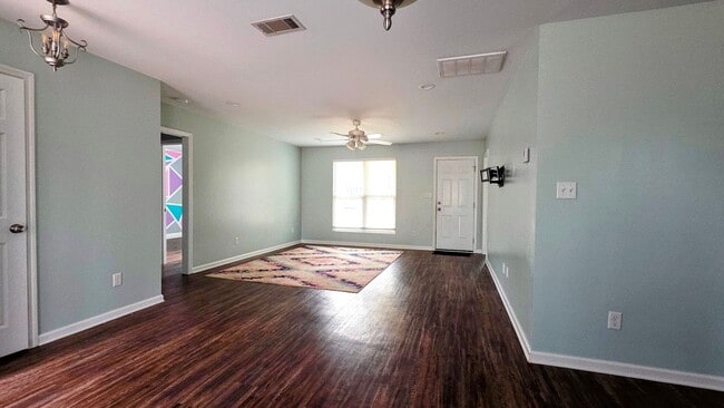 Building Photo - Charming Single Family Home