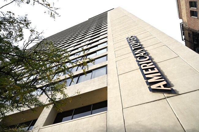 Foto del edificio - 48 W 300 S