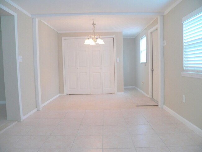 Building Photo - 2514 10th Ave Dr E