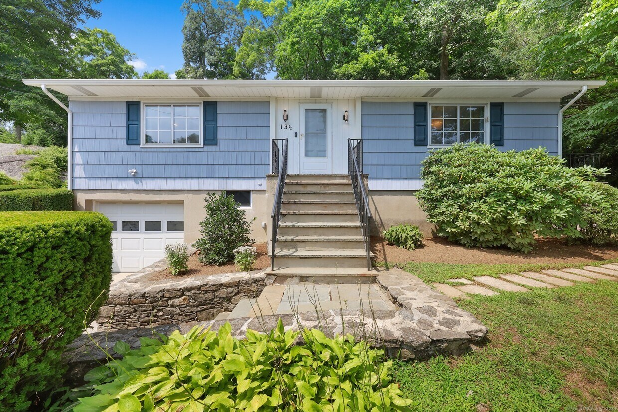 Primary Photo - 13 1/2 Hickory Dr