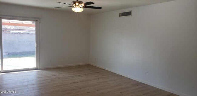 Foto del edificio - 2001 W Summit Pl