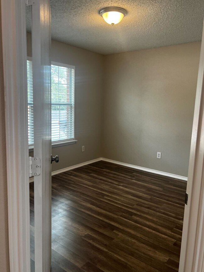 Building Photo - 1601 Hedgewood Trail