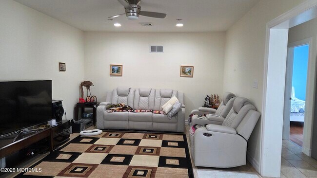 Foto del edificio - 255 Pine Dr