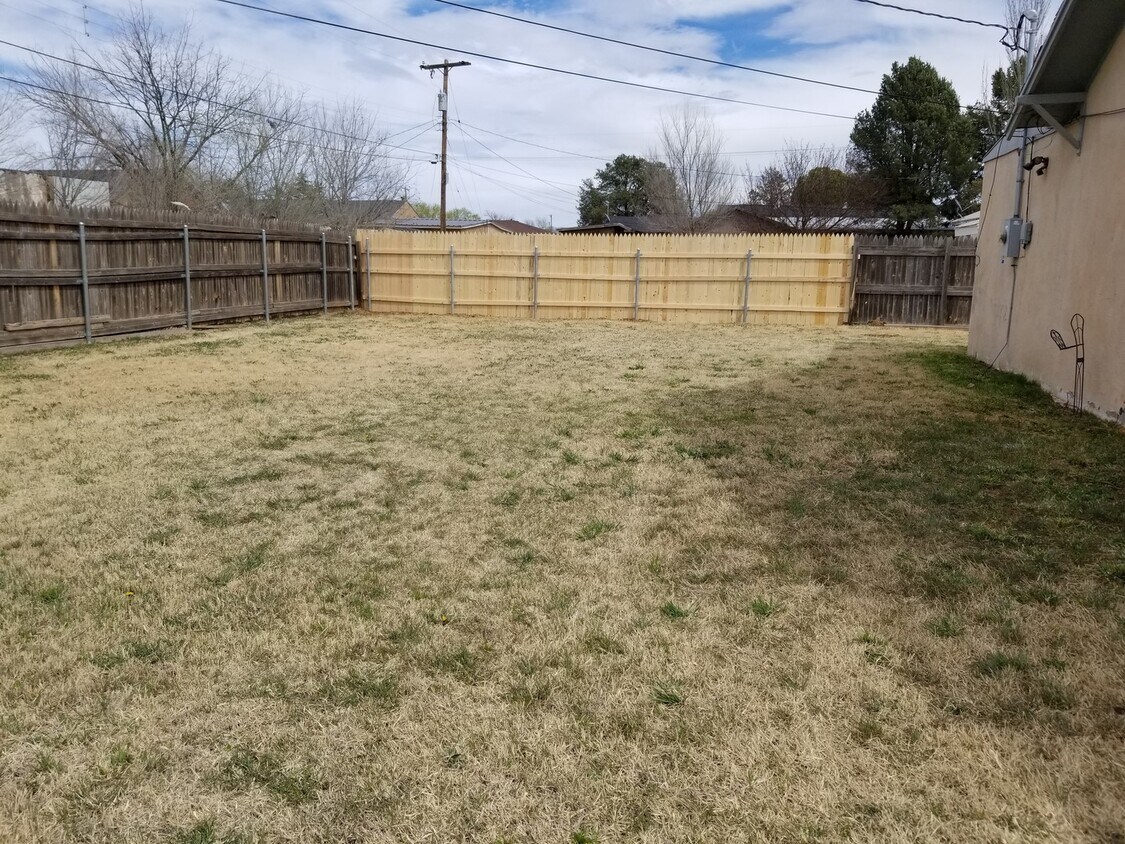 Foto del edificio - UPDATED HOME IN NORTH CLOVIS