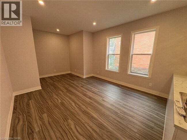 Photo du bâtiment - 200 Holton Ave S