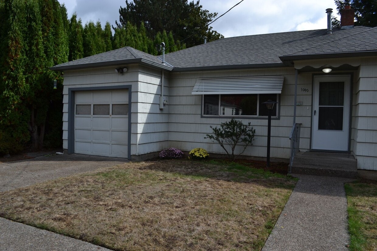 Foto principal - Quaint two-bedroom charmer in Northeast Salem