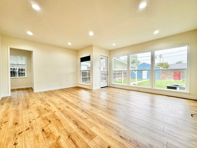 Foto del edificio - 17035 Burton St