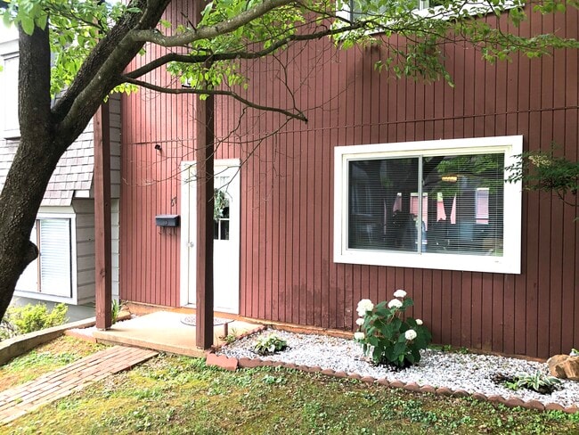 Building Photo - 67 Woodlake Dr