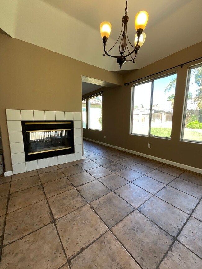 Foto del edificio - Spacious Four Bedroom Home in Figarden Loo...