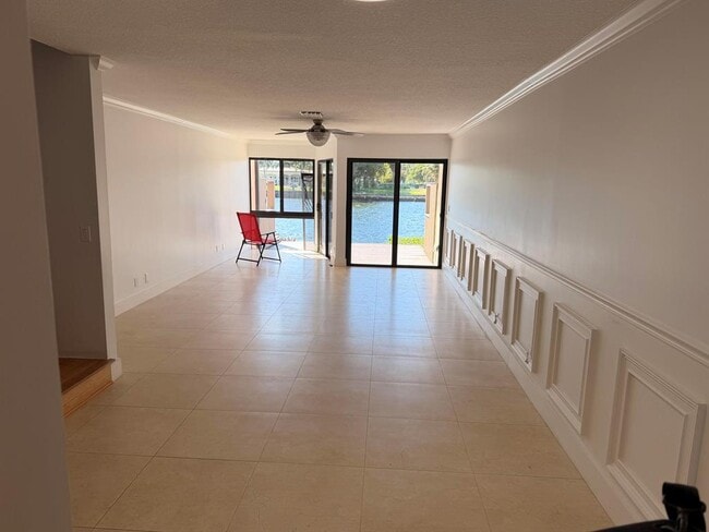 Foto del edificio - 797 S Riverside Dr